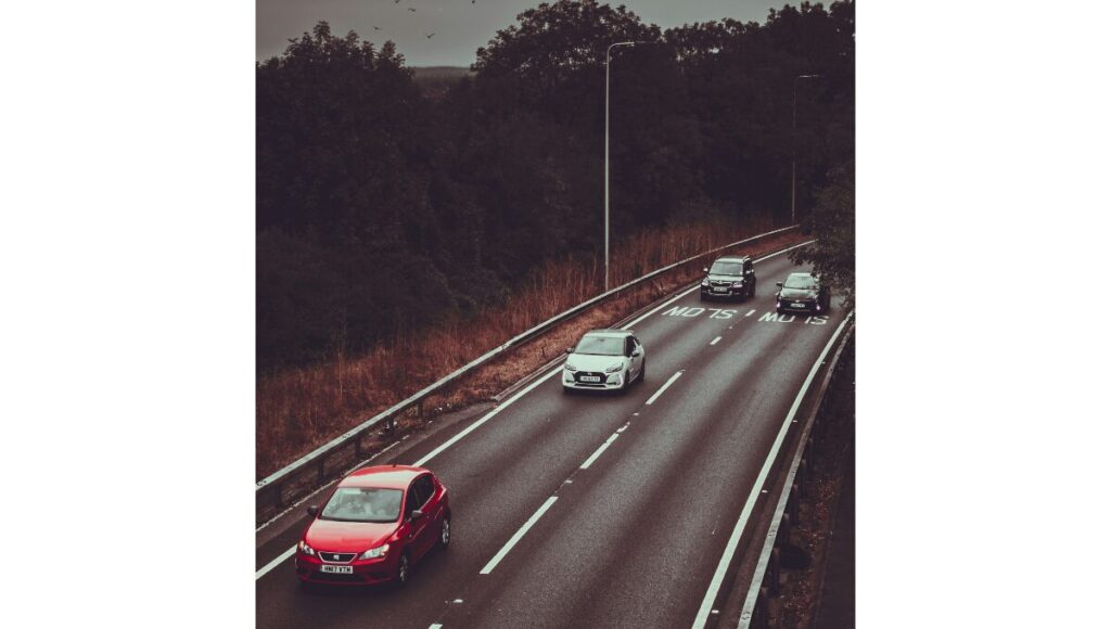 道路を走っている車の写真