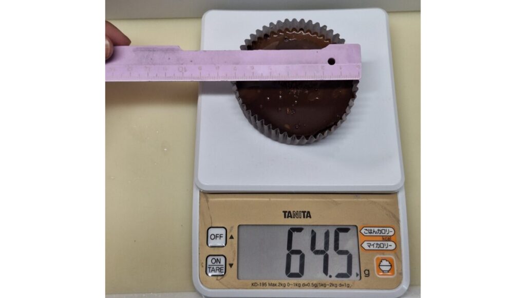 濃厚なめらかショコラケーキは容器を含め64.5g！直径は約7.0㎝です。